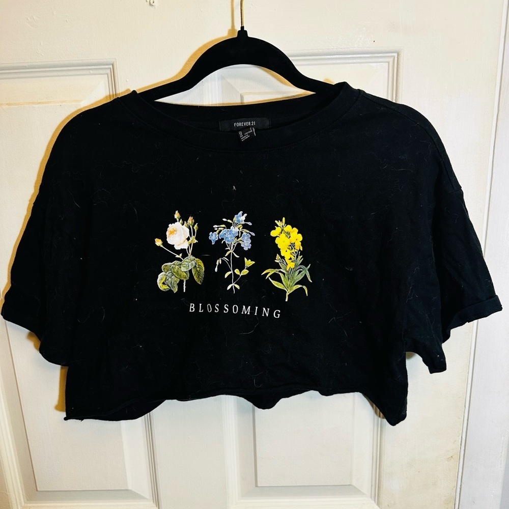 Women’s crop top graphic tee flowers blossoming black shirt in medium